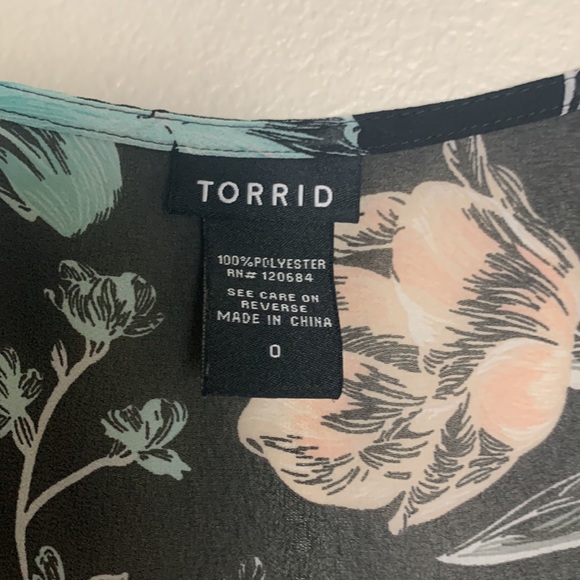 Torrid Black Floral Short Sleeve Semi-Sheer Blouse Size 0 - Picture 10 of 11